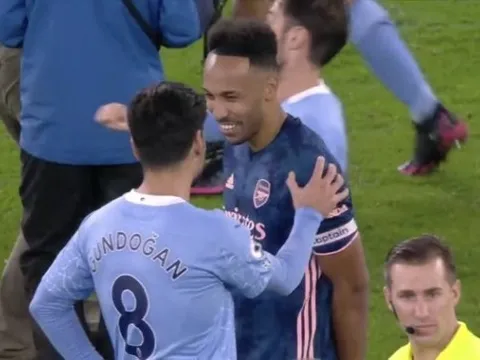 Aubameyang để lại hình ảnh cực sốc sau khi Arsenal thua Man City