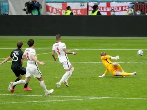 Joachim Low nói đúng 1 câu về tình huống phí phạm của Muller