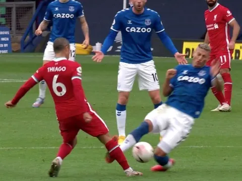 SỐC! Hòa Everton tức tưởi, Liverpool còn đón nhận thêm hung tin