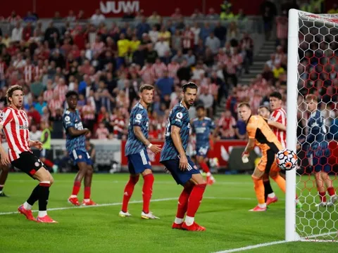 Thua tủi hổ, Arsenal còn mất thêm tiền trận gặp Brentford