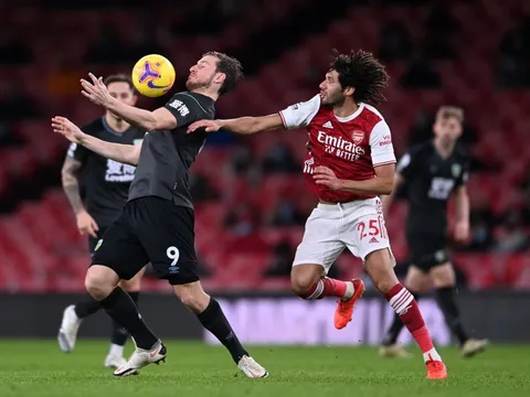 Quá chán Arsenal, "sếp sòng" ngồi chơi game trên khán đài?