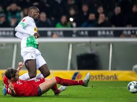 Chẳng còn gì đau đớn hơn khi Bayern đang bị chính hàng thủ "phản bội"