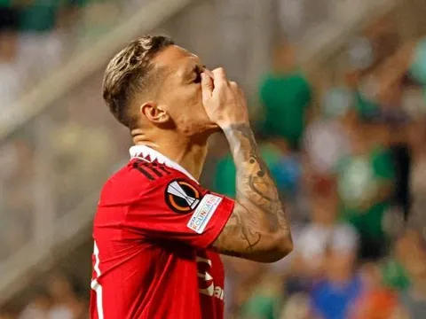 Quá đồng đội, Antony biến mình thành trò cười