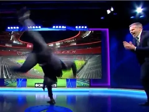 Quá phấn khích, huyền thoại Man City có hành động khó đỡ trên sóng truyền hình