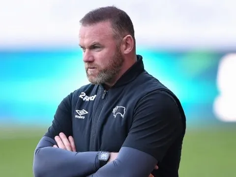 Rooney tắc bóng khiến 1 học trò chấn thương nghỉ 2 tháng