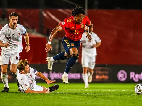 "Quái thú" NHA quá dữ dằn, húc đồng đội của Xhaka ngã chổng vó