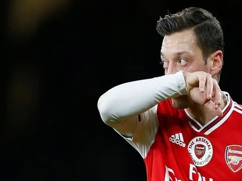 "Quái vật tuyến giữa" xuất hiện tại Arsenal, Ozil tìm thấy ánh sáng cuối đường hầm