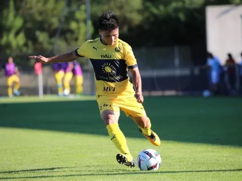 Quang Hải bỏ lỡ cơ hội ghi bàn trong ngày Pau FC bại trận