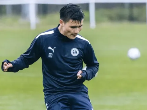 Quang Hải kiến tạo thành bàn trong buổi tập ở Pau FC