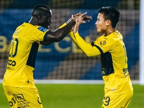 Quang Hải ra sân trong trận thắng 2-0 của Pau