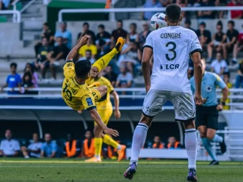 Quang Hải tung người volley trong trận đá chính đầu tiên tại Ligue 2