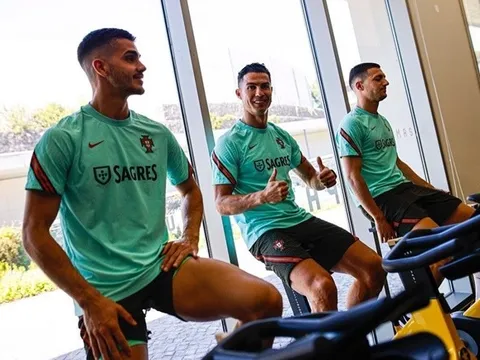 Quên đi Ten Hag, Ronaldo tươi rói ở đội tuyển Bồ Đào Nha