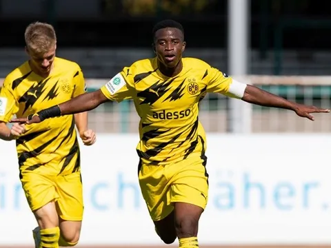 Quên Haaland hay Sancho đi, "thần đồng" của Dortmund tiếp tục gây bão