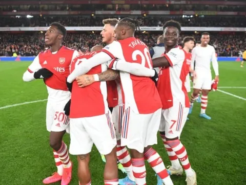 "Quên Man Utd đi, chúng ta sẽ đuổi theo Chelsea"