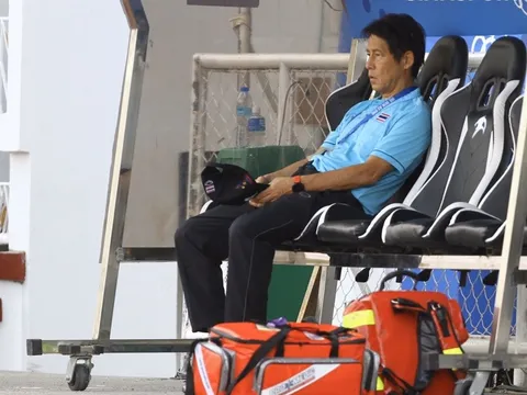 Quỵ gối trước U22 Indonesia, tướng Akira Nishino giữa muôn trùng vây