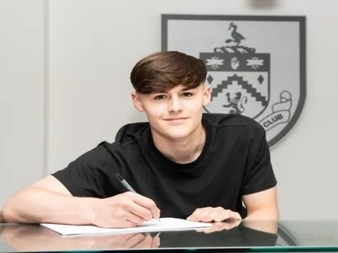 Xác nhận: Rời Man Utd, tiền vệ người Anh gia nhập Burnley