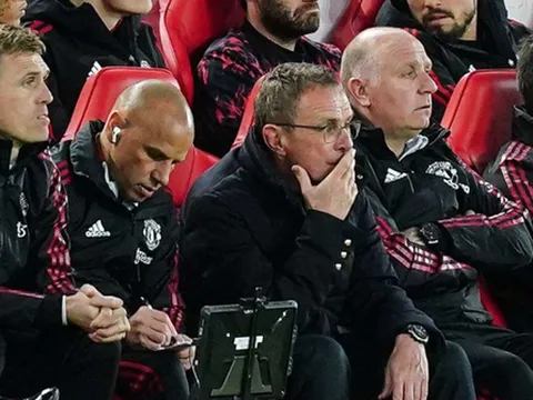 Alan Shearer thắc mắc Rangnick và các cộng sự làm gì trên sân tập M.U