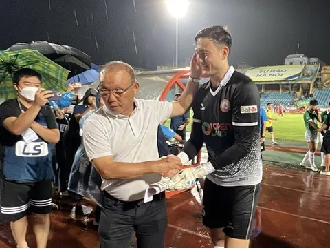 Cái bắt tay của thầy Park và kỳ vọng Văn Lâm tại ĐT Việt Nam