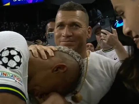 Lập cú đúp, Richarlison rơi nước mắt