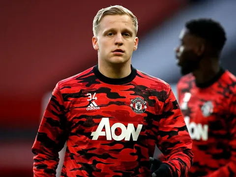 Sự chuyên nghiệp đang làm hại Van de Beek ở Man United