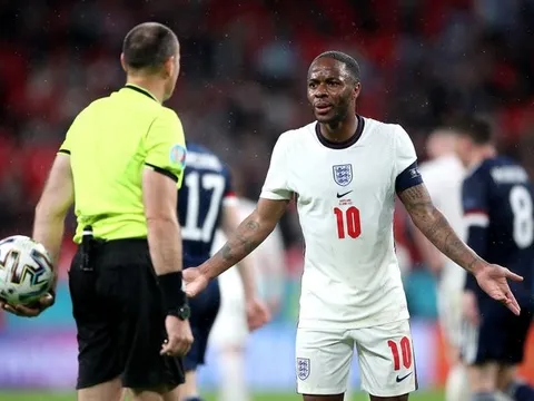 Raheem Sterling đáp trả chỉ trích từ người hâm mộ