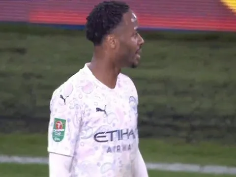 CHOÁNG! Lập cú đúp, Sterling bị HLV đối thủ mắng mỏ giữa trận