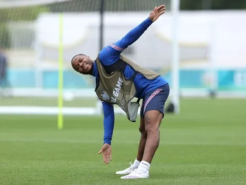 Raheem Sterling thi triển kỹ năng trước Marcus Rashford
