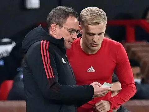 Rangnick lý giải tác động quan trọng của Van de Beek trước Villa