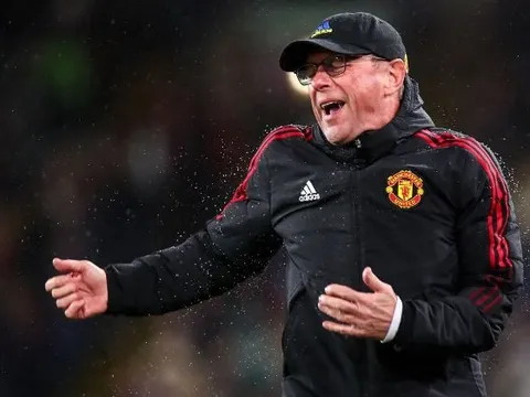 Ralf Rangnick than phiền khi các học trò chơi tiki-taka