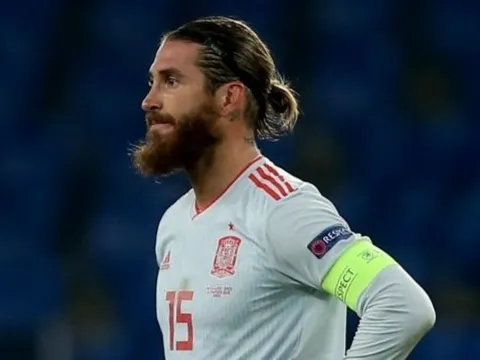Ramos sút hỏng penalty, Xhaka lập tức làm 1 chuyện