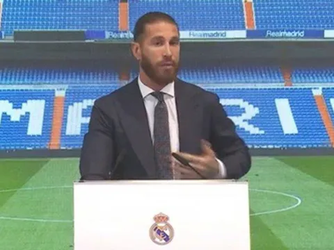 Ramos vừa khóc vừa phát biểu trong buổi lễ tri ân tại Real Madrid