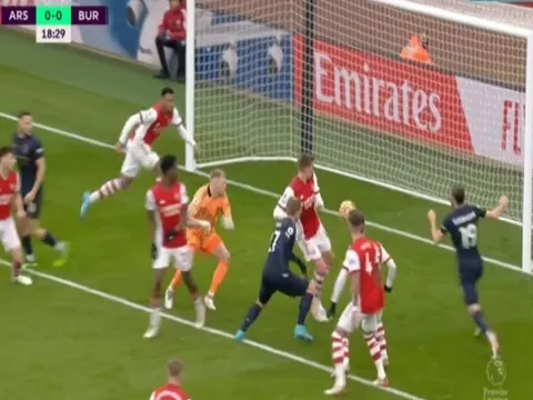 Ramsdale suýt hóa tội đồ; Lacazette dứt điểm như nghiệp dư