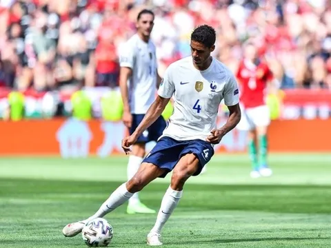 Đại diện Varane muốn gặp Man Utd