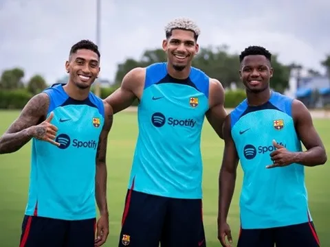 Raphinha rạng rỡ trong buổi tập đầu tiên cùng Barca