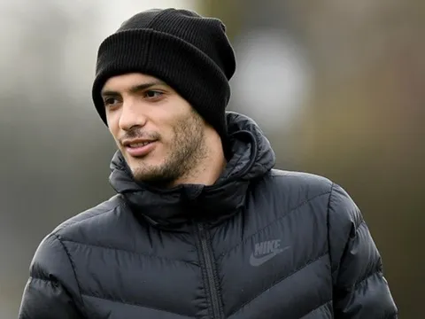 10 ngày sau pha va chạm kinh hoàng với Luiz, Jimenez trở lại sân tập Wolves