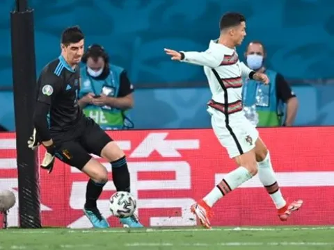 Rê bóng loại bỏ Ronaldo, Courtois nói 1 từ sau trận