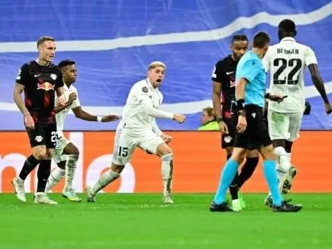 Real gặp khó; PSG 'bay' với tam tấu