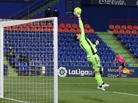 Real thoát thua, Courtois ra tuyên bố gắt về Zidane và các đồng đội