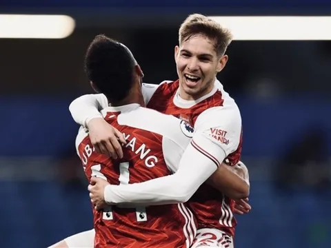 "Phù thủy nhỏ" thăng hoa, Arsenal tưởng thưởng bằng giao kèo dài hạn