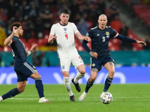 Roy Keane: "Tư duy của tuyển Anh là chuyền ngang rồi chuyền về"