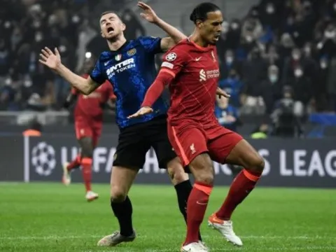 Rio Ferdinand: "Van Dijk gần như đã gian lận"