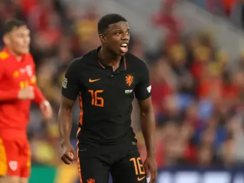 Rõ động thái của Lyon khi bị Man Utd 'nẫng tay trên'