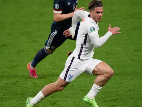 Rõ lý do Jack Grealish đi tất thấp