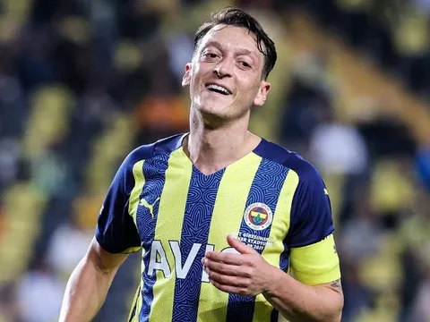 Rõ tương lai Ozil sau khi bị loại khỏi đội một