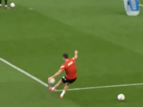 Lewandowski chỉnh thước ngắm, một CĐV "ăn đủ"