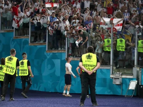 Roberto Carlos cũng không thể ngồi yên với màn trình diễn của Luke Shaw