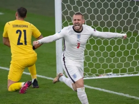 Roberto Carlos tâng bốc Luke Shaw lên mây