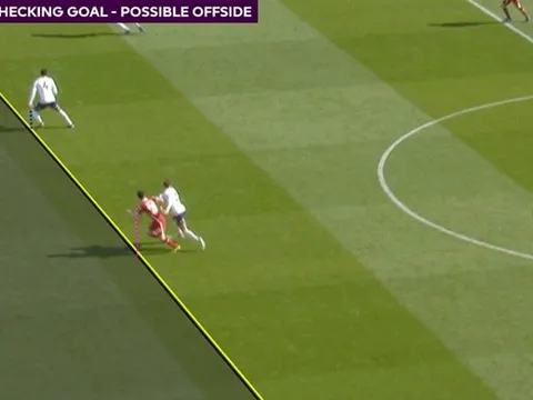 VAR vừa khước từ bàn thắng của Liverpool sít sao ra sao?