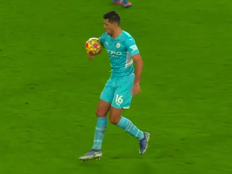 Trọng tài Anh nhận sai vì không thổi phạt đền Man City