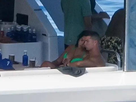 Ronaldo và bạn gái thân mật trên du thuyền